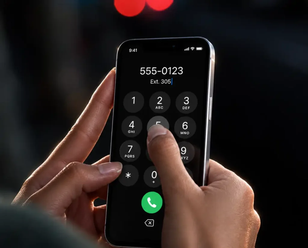 Persona marca una extensión corporativa desde su teléfono con Nextor Móvil