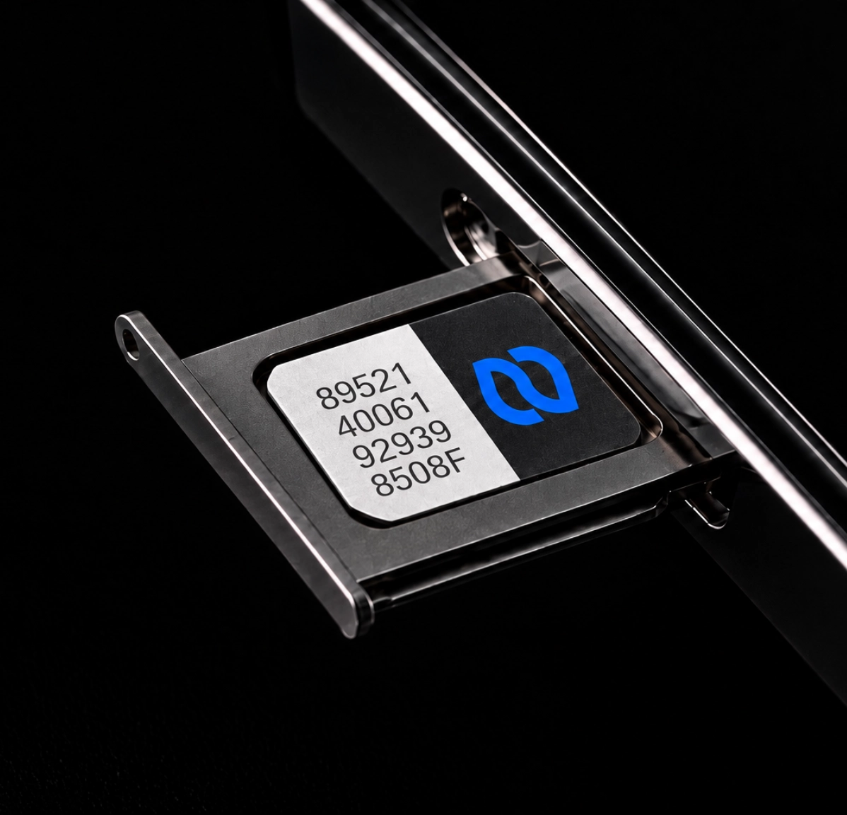 Bandeja de SIM abierta con el chip de Nextor Móvil