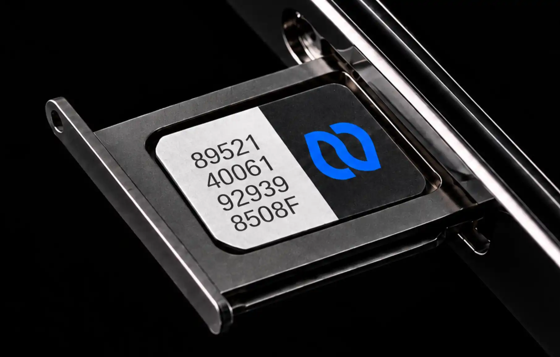 Chip SIM de Nextor Móvil en su bandeja