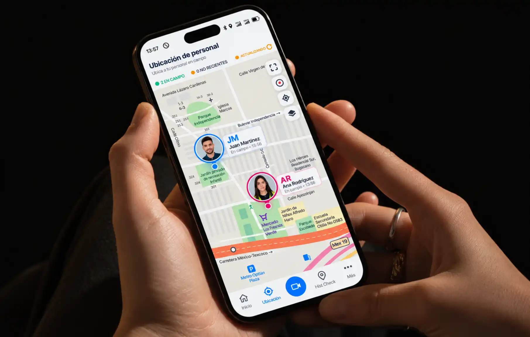 Celular con la app del Ecosistema de movilidad mostrando la ubicación del equipo